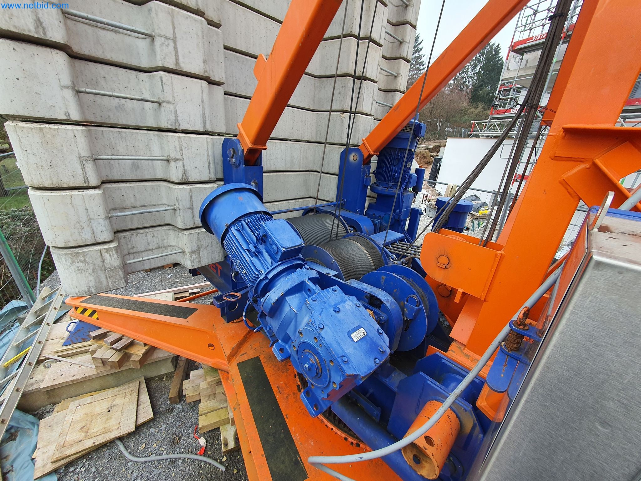 Maszyny budowlane, pojazdy, materiały szalunkowe i akcesoria z sektora budowlanego-14