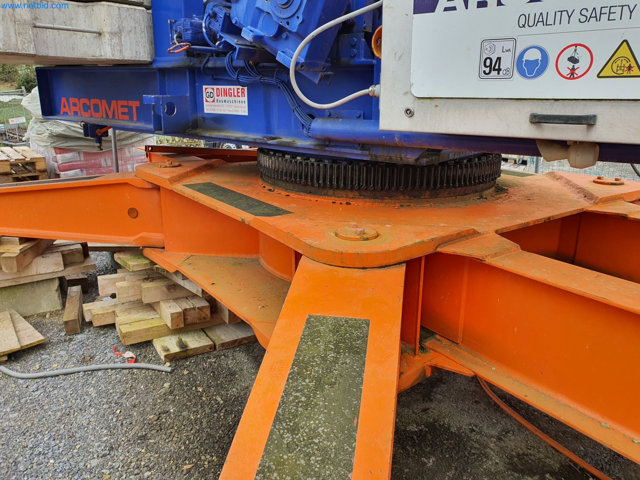 Maszyny budowlane, pojazdy, materiały szalunkowe i akcesoria z sektora budowlanego-15