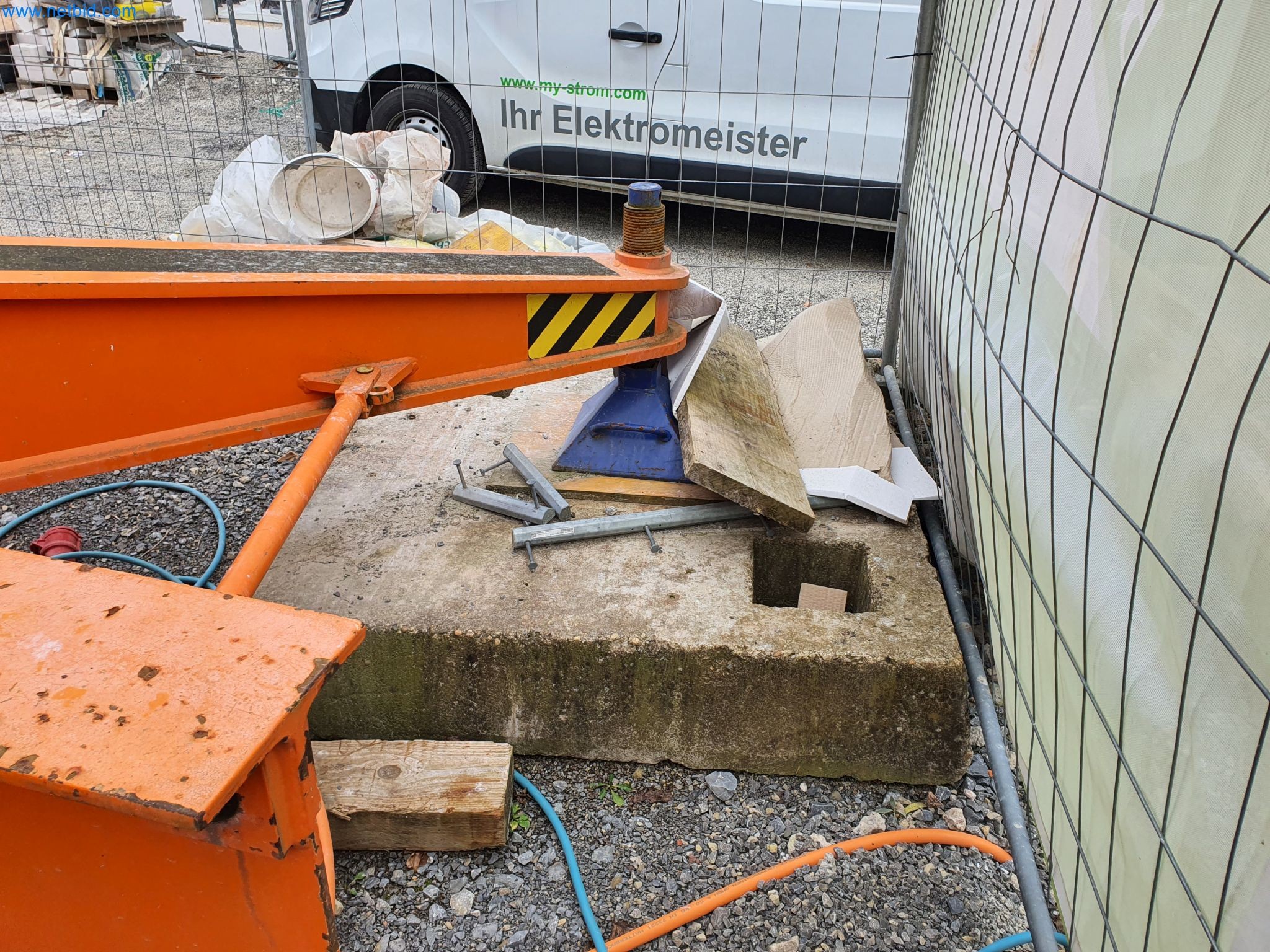 Maszyny budowlane, pojazdy, materiały szalunkowe i akcesoria z sektora budowlanego-17