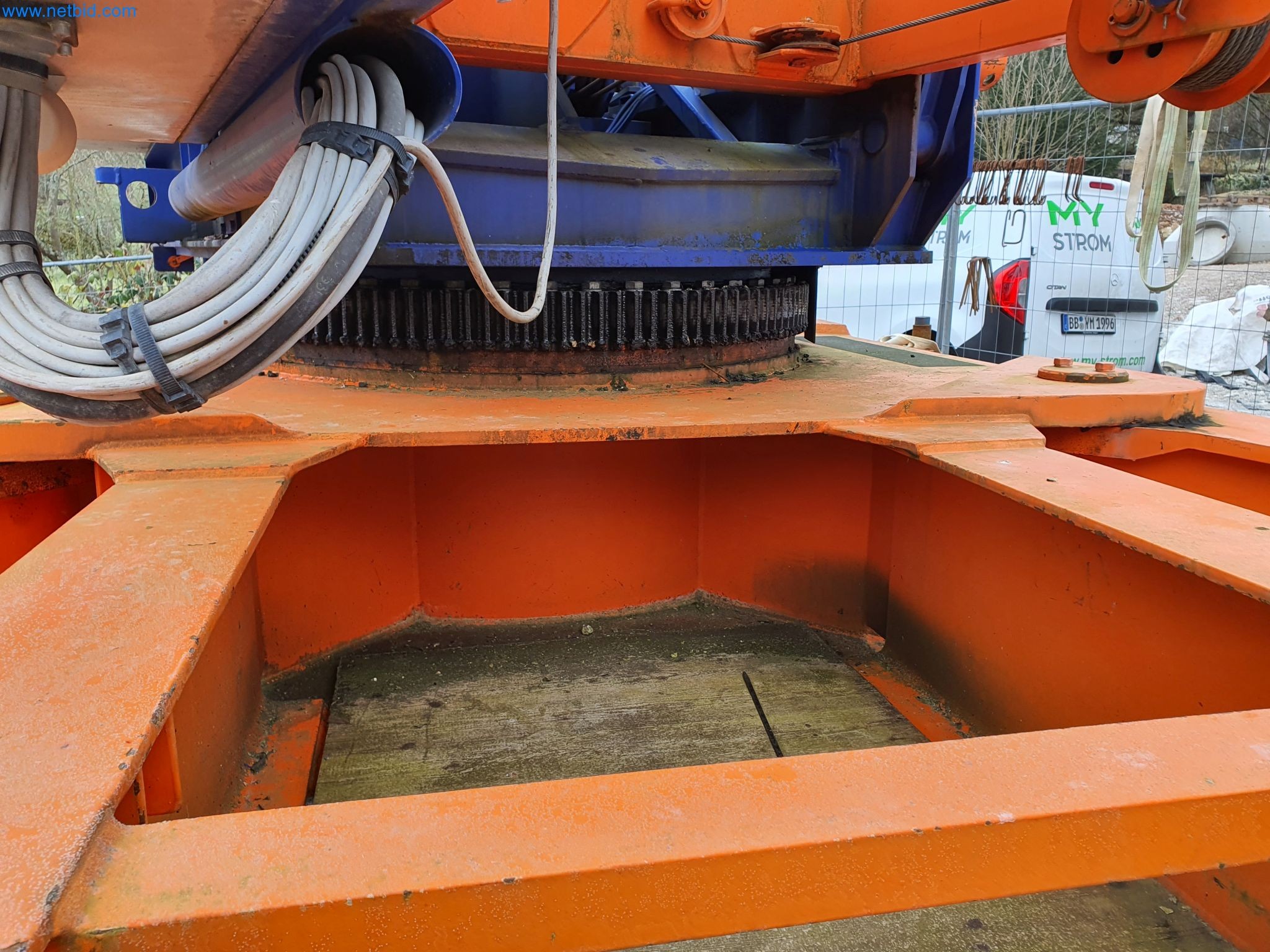 Maszyny budowlane, pojazdy, materiały szalunkowe i akcesoria z sektora budowlanego-19