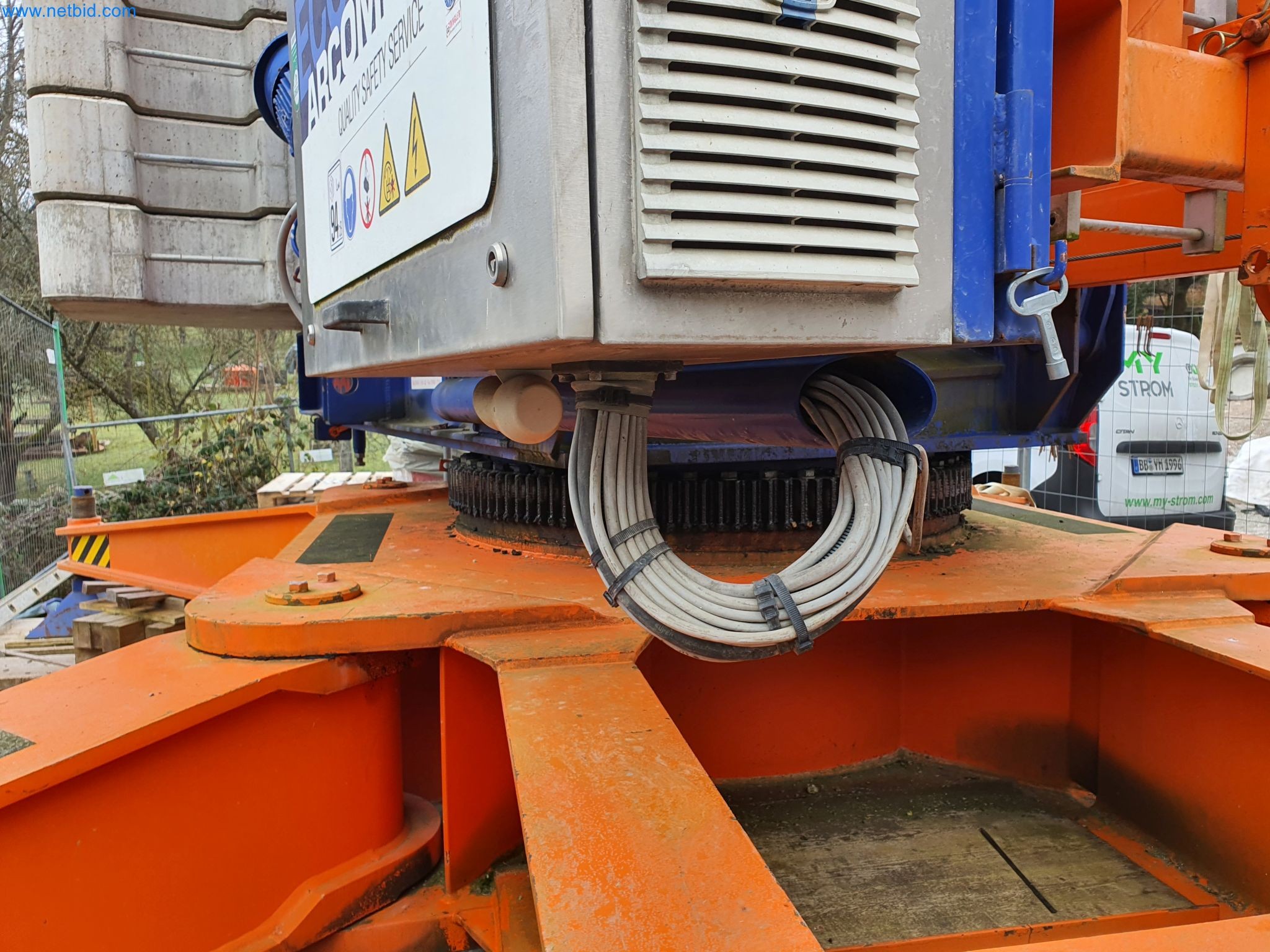 Maszyny budowlane, pojazdy, materiały szalunkowe i akcesoria z sektora budowlanego-20