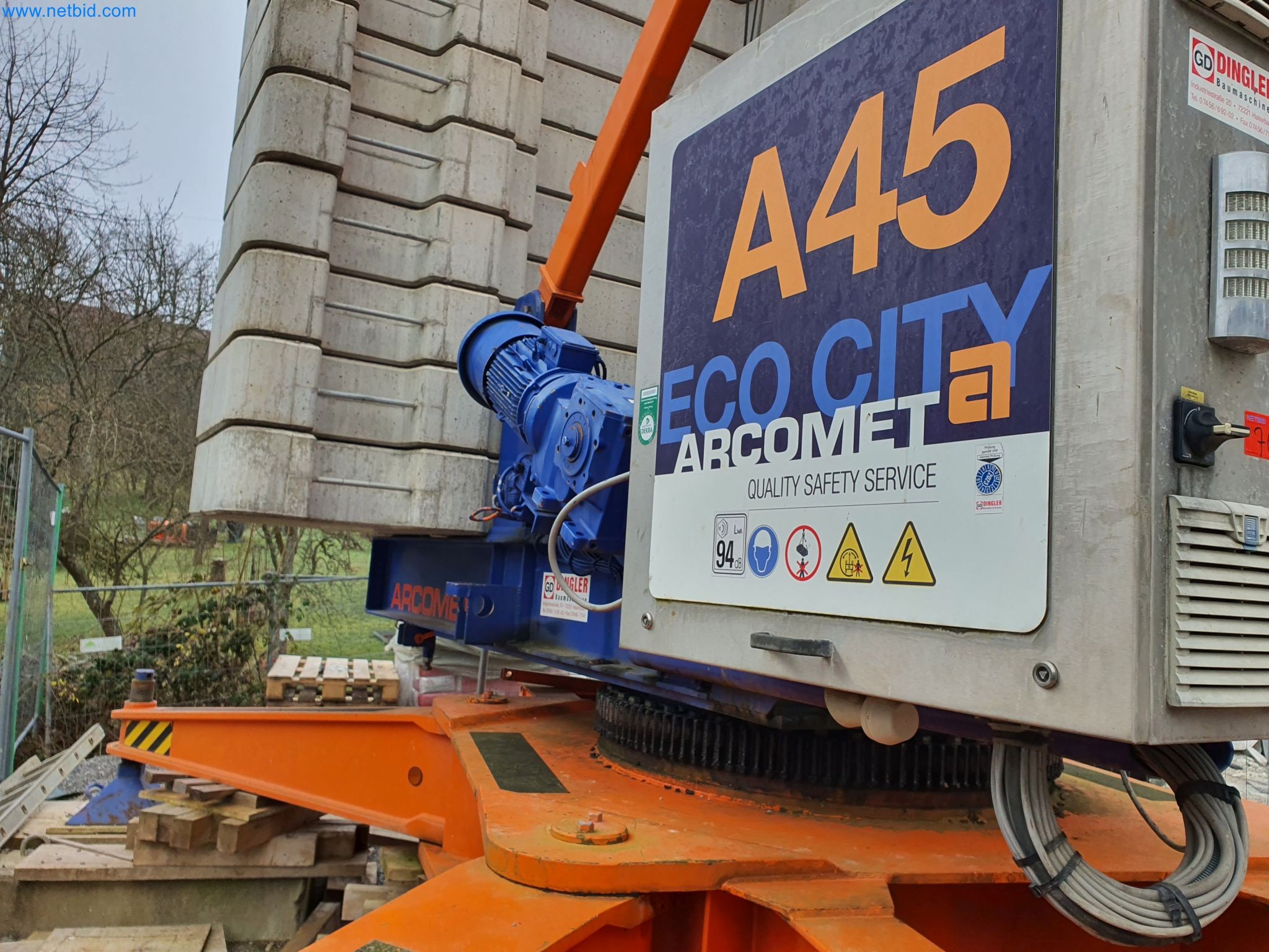 Maszyny budowlane, pojazdy, materiały szalunkowe i akcesoria z sektora budowlanego-21