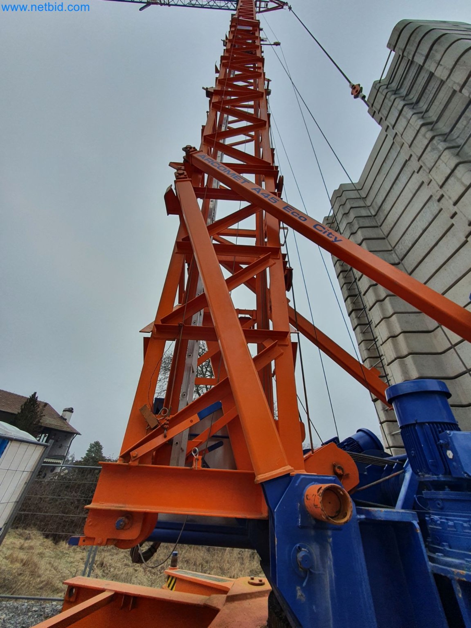 Maszyny budowlane, pojazdy, materiały szalunkowe i akcesoria z sektora budowlanego-23