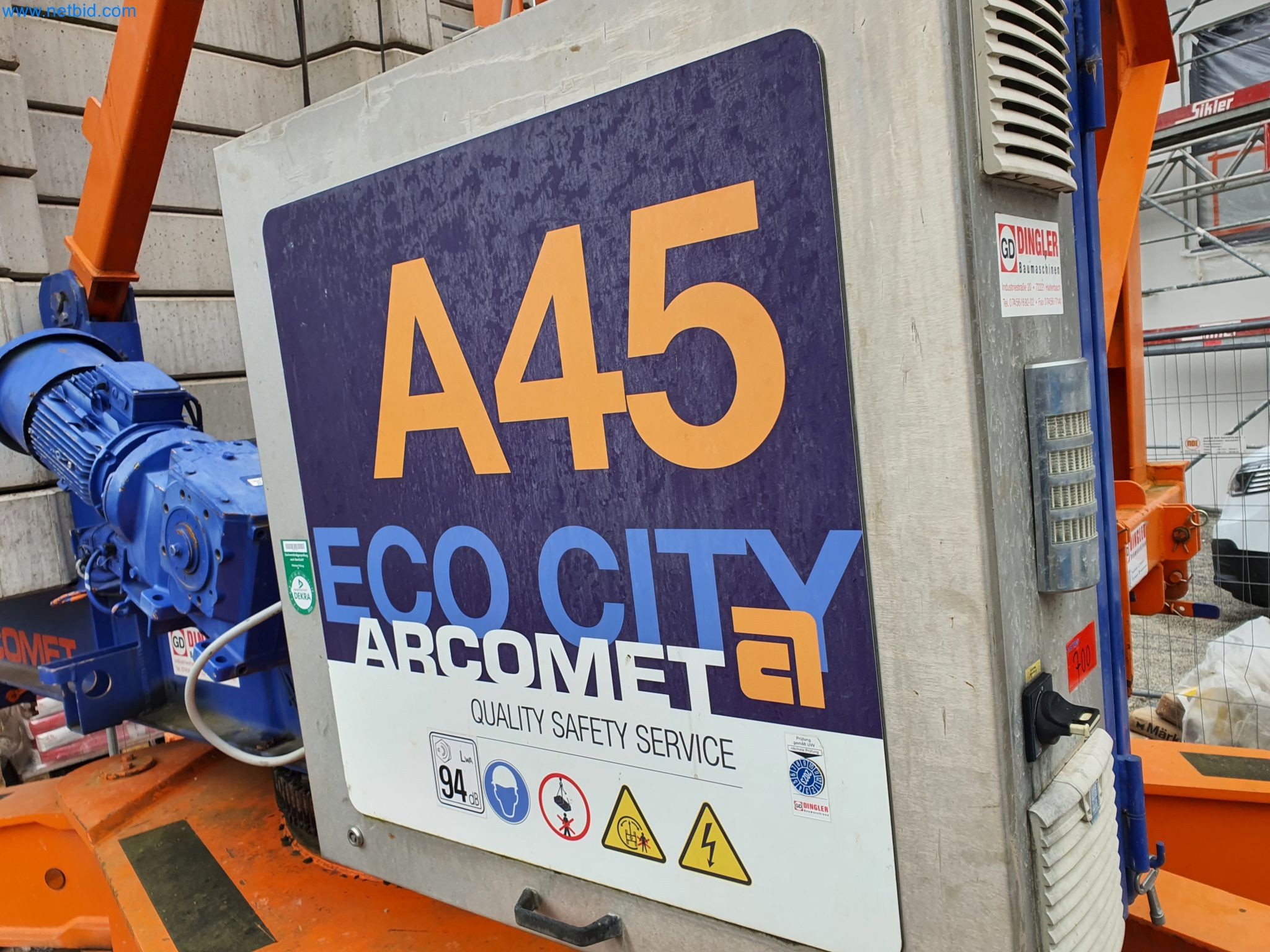 Maszyny budowlane, pojazdy, materiały szalunkowe i akcesoria z sektora budowlanego-4