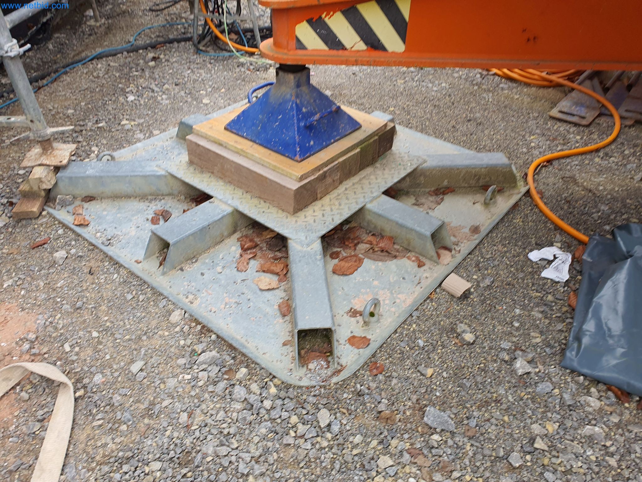 Baumaschinen, Fahrzeuge, Schalungsmaterial und Zubehör aus dem Bereich Hochbau-2