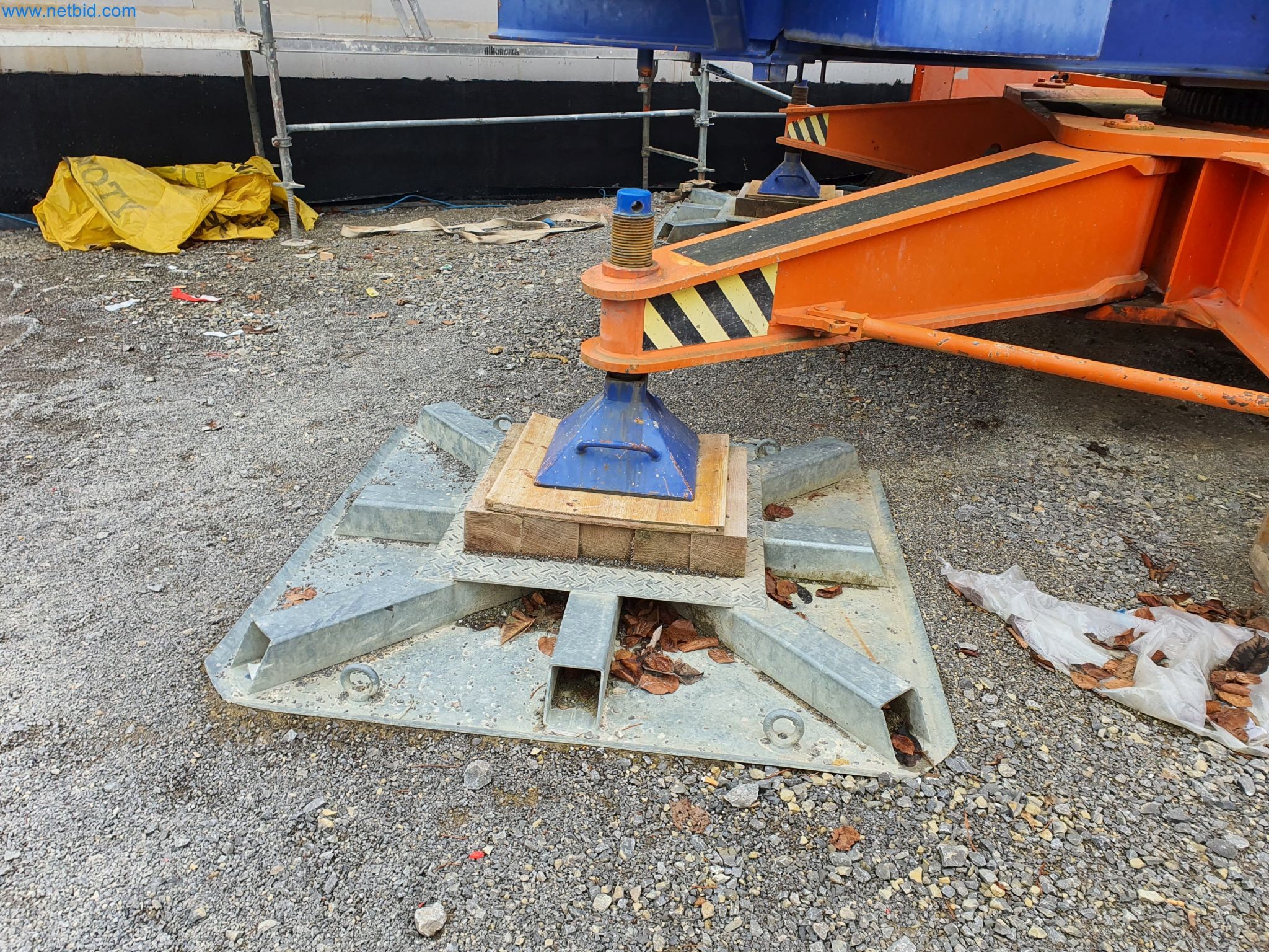 Baumaschinen, Fahrzeuge, Schalungsmaterial und Zubehör aus dem Bereich Hochbau-4