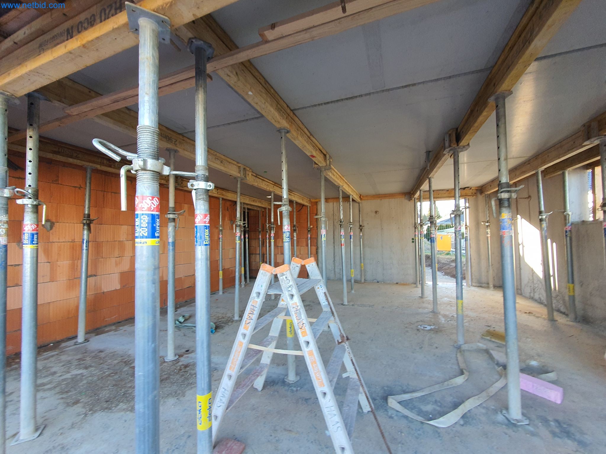 Baumaschinen, Fahrzeuge, Schalungsmaterial und Zubehör aus dem Bereich Hochbau-1