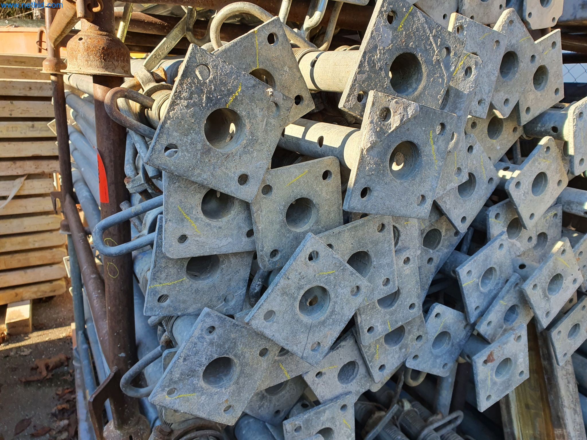 Maszyny budowlane, pojazdy, materiały szalunkowe i akcesoria z sektora budowlanego-1