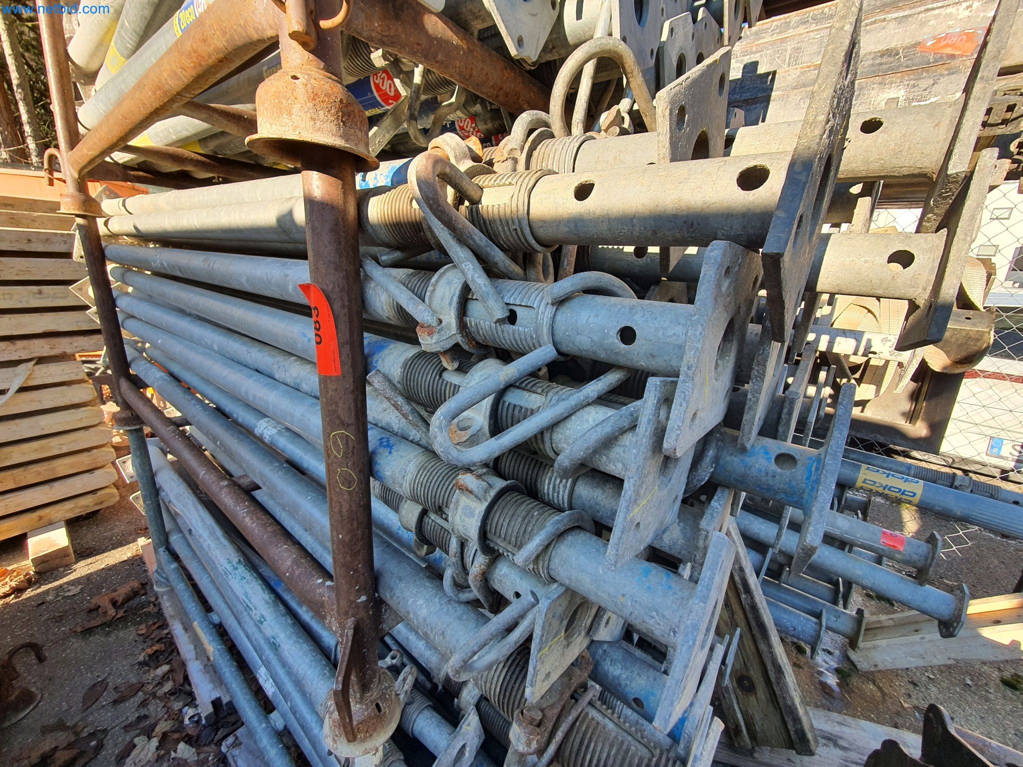 Maszyny budowlane, pojazdy, materiały szalunkowe i akcesoria z sektora budowlanego-2