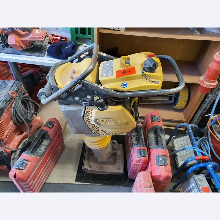 Maszyny budowlane, pojazdy, materiały szalunkowe i akcesoria z sektora budowlanego-1