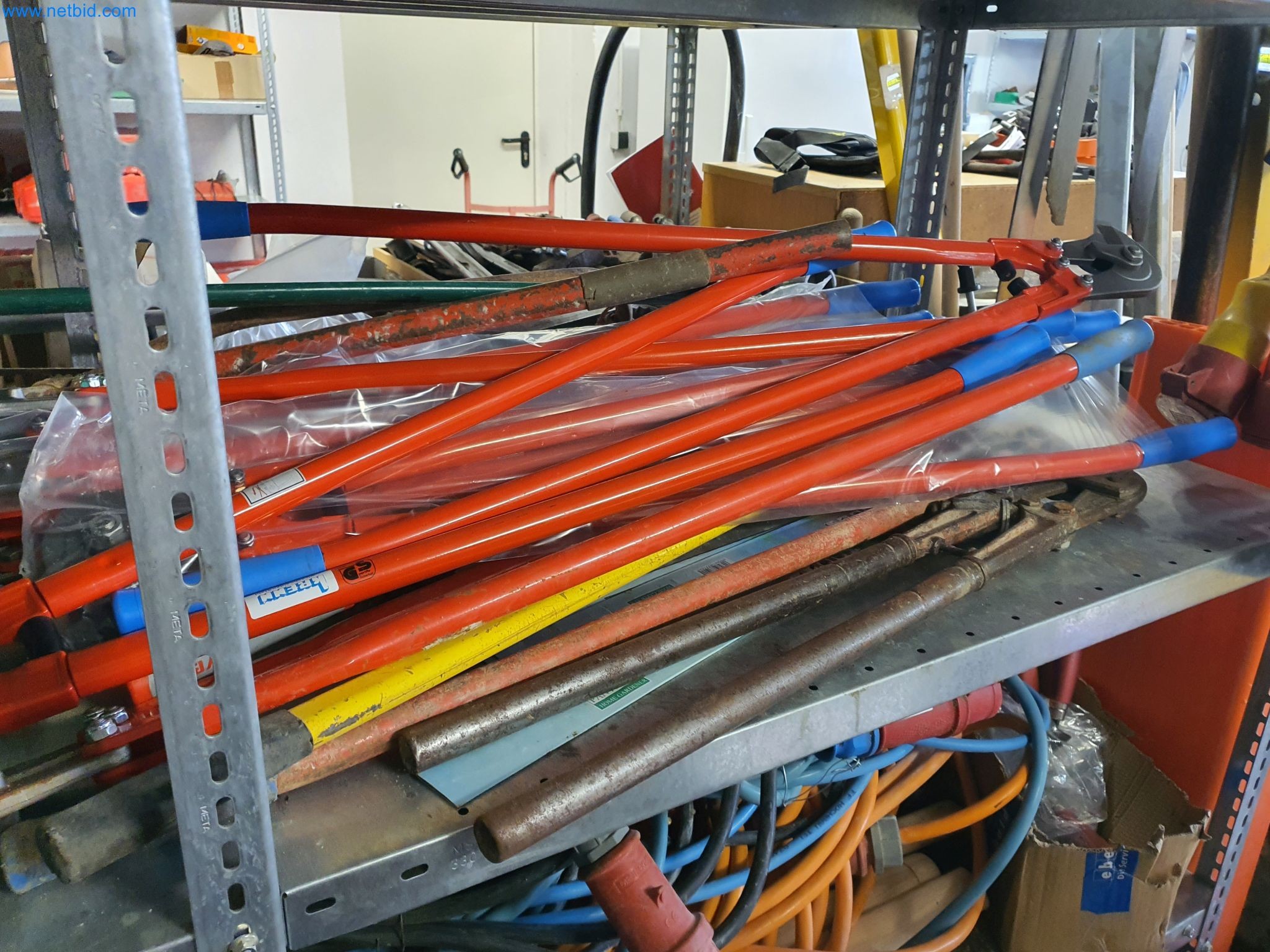 Maszyny budowlane, pojazdy, materiały szalunkowe i akcesoria z sektora budowlanego-16