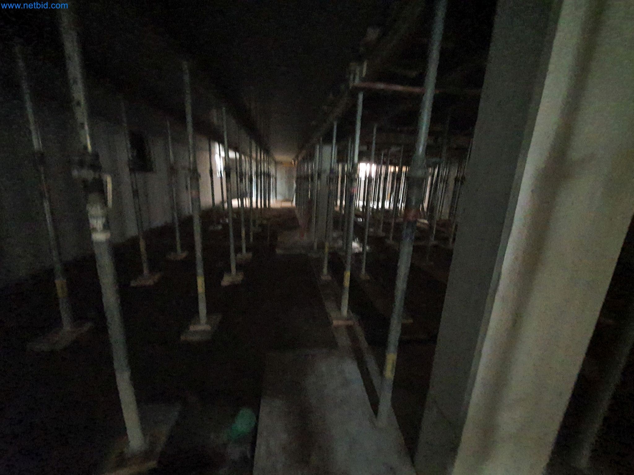 Stavební stroje, vozidla, bednicí materiál a příslušenství z oblasti stavebnictví-12