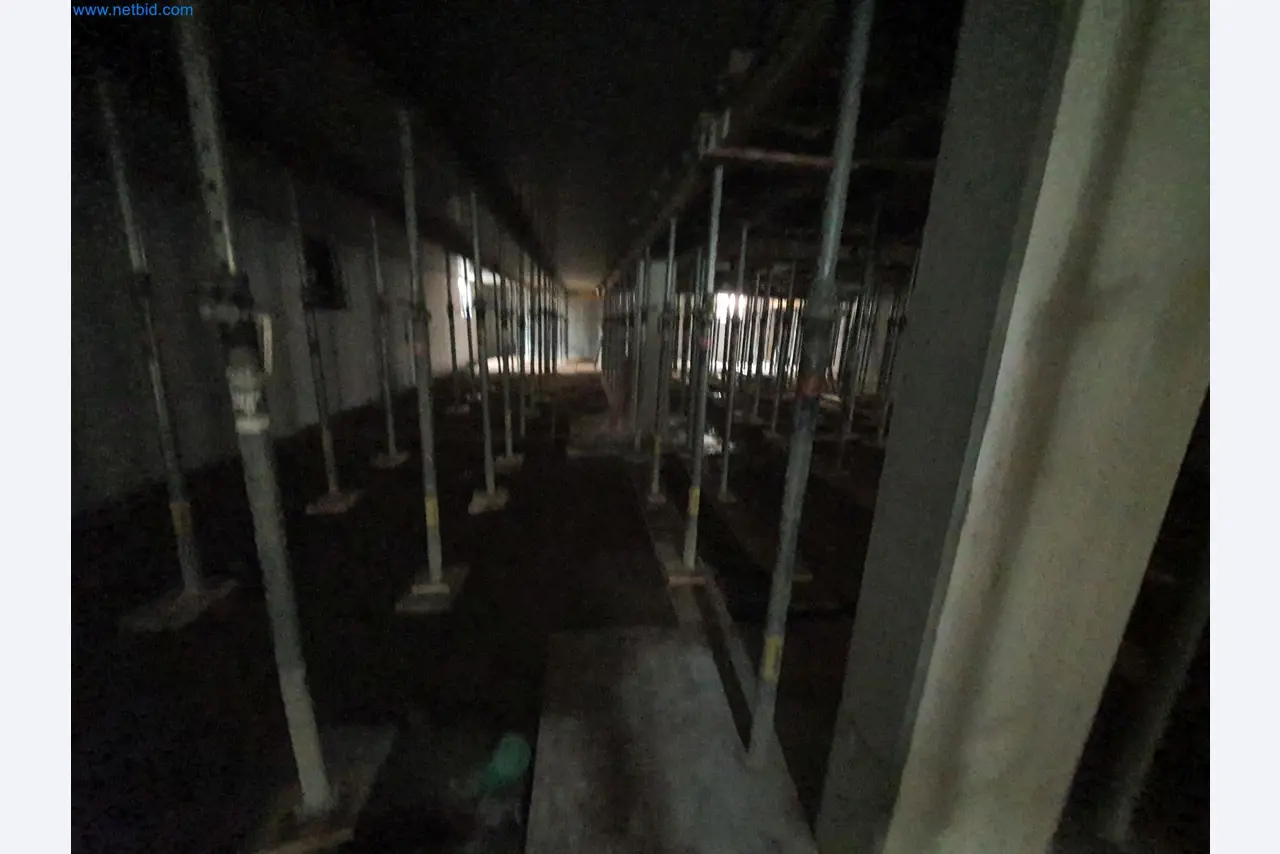 Baumaschinen, Fahrzeuge, Schalungsmaterial und Zubehör aus dem Bereich Hochbau-12