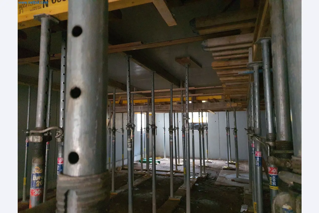 Baumaschinen, Fahrzeuge, Schalungsmaterial und Zubehör aus dem Bereich Hochbau-13