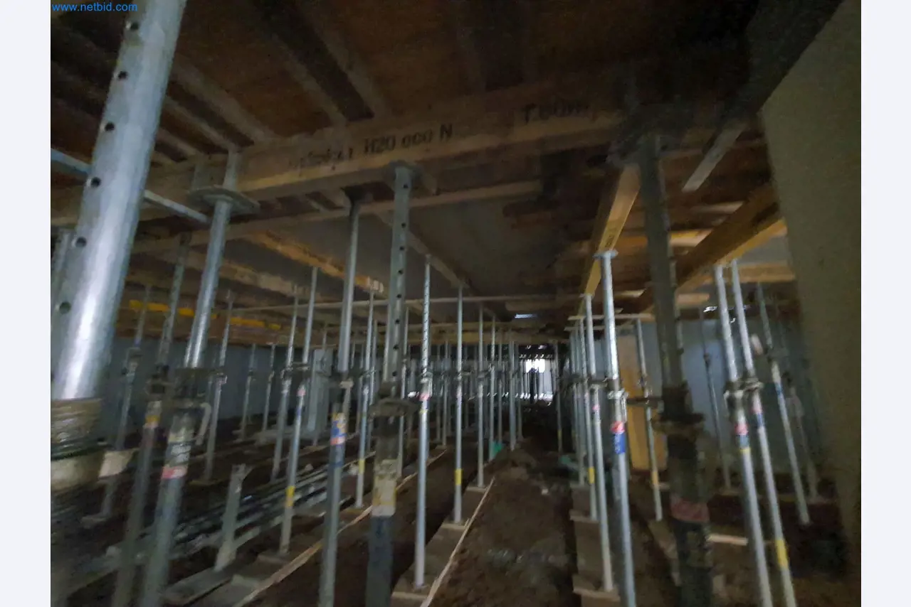 Baumaschinen, Fahrzeuge, Schalungsmaterial und Zubehör aus dem Bereich Hochbau-15