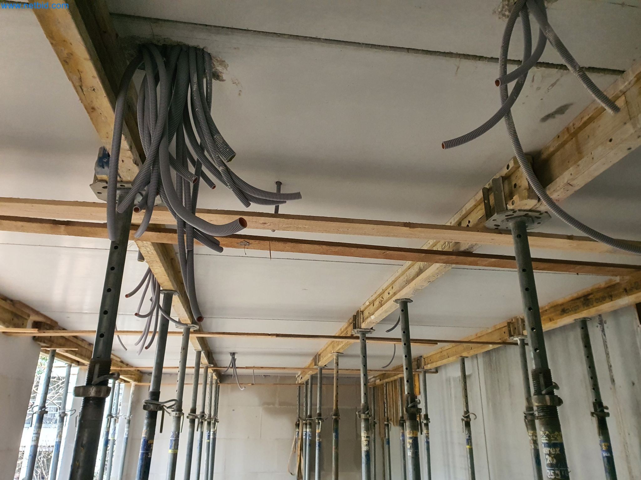 Stavební stroje, vozidla, bednicí materiál a příslušenství z oblasti stavebnictví-1