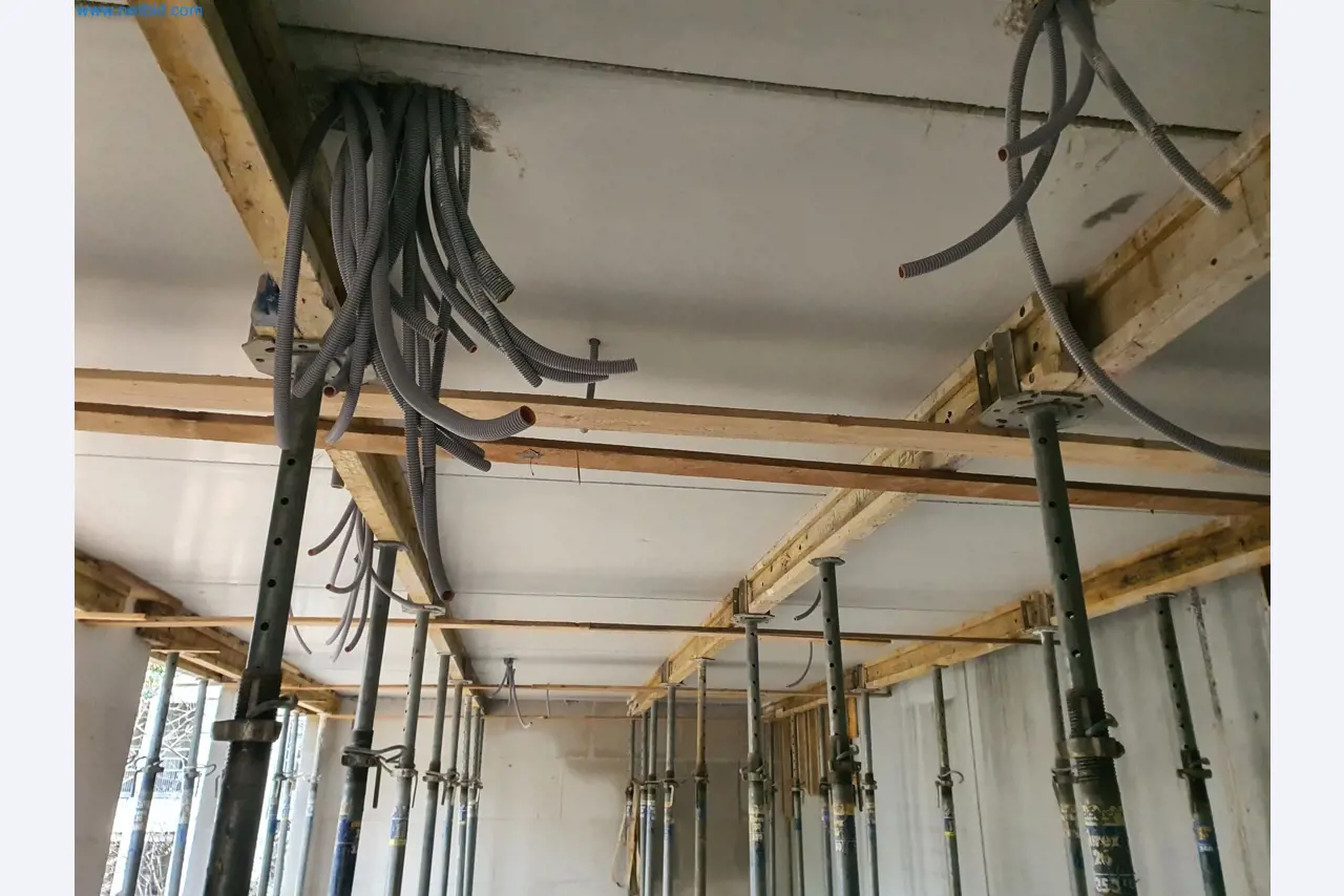 Baumaschinen, Fahrzeuge, Schalungsmaterial und Zubehör aus dem Bereich Hochbau-1