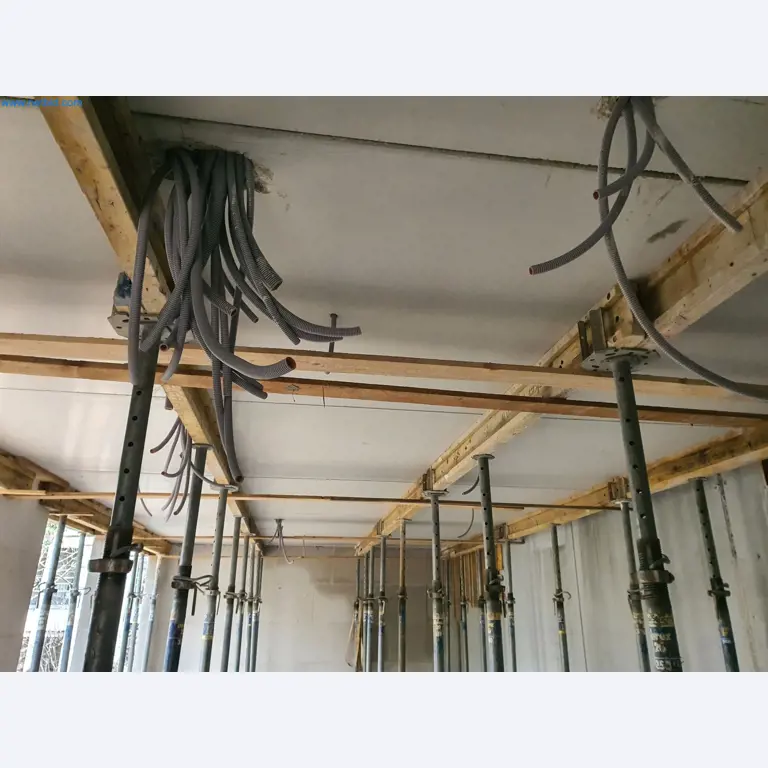 Baumaschinen, Fahrzeuge, Schalungsmaterial und Zubehör aus dem Bereich Hochbau-1