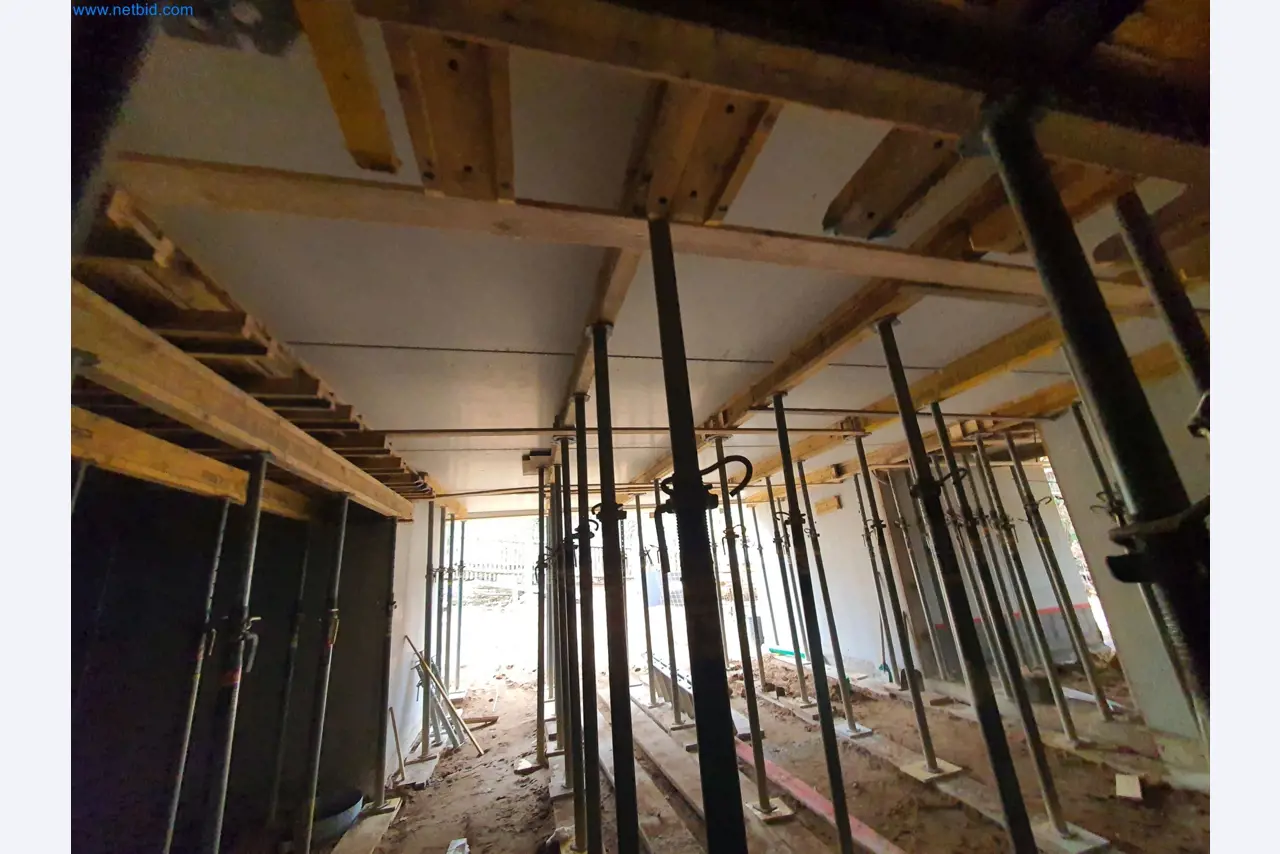 Baumaschinen, Fahrzeuge, Schalungsmaterial und Zubehör aus dem Bereich Hochbau-4