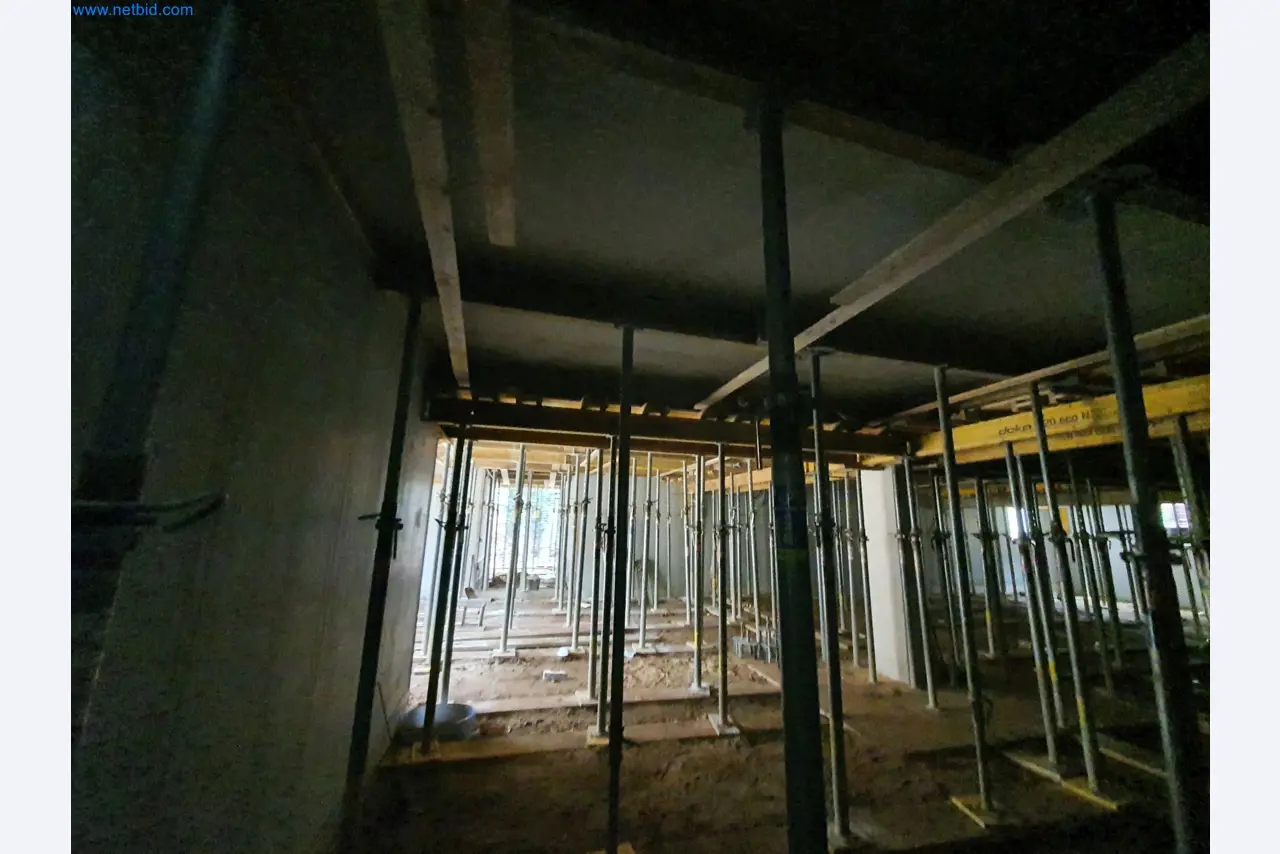Baumaschinen, Fahrzeuge, Schalungsmaterial und Zubehör aus dem Bereich Hochbau-7