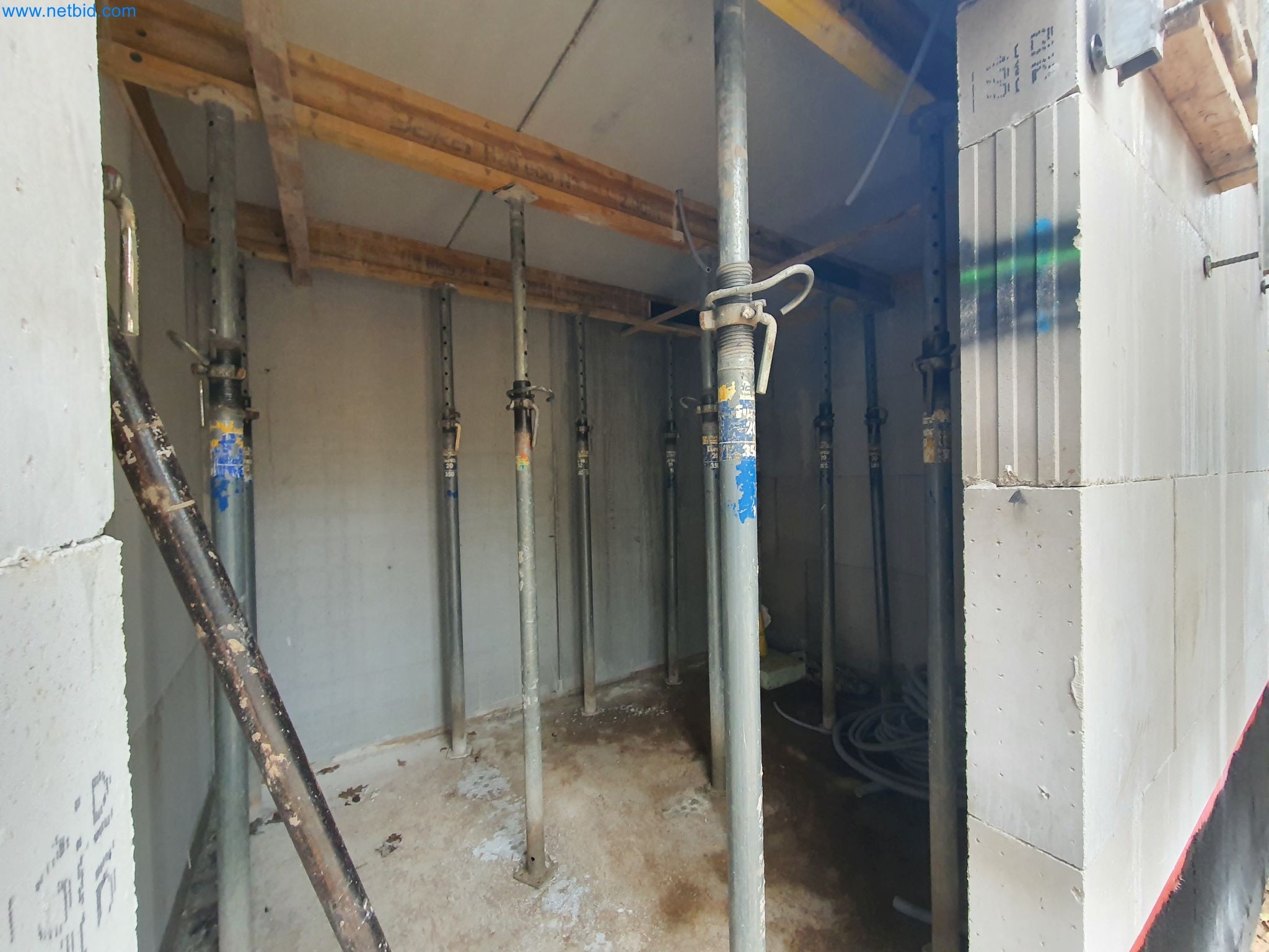 Stavební stroje, vozidla, bednicí materiál a příslušenství z oblasti stavebnictví-9