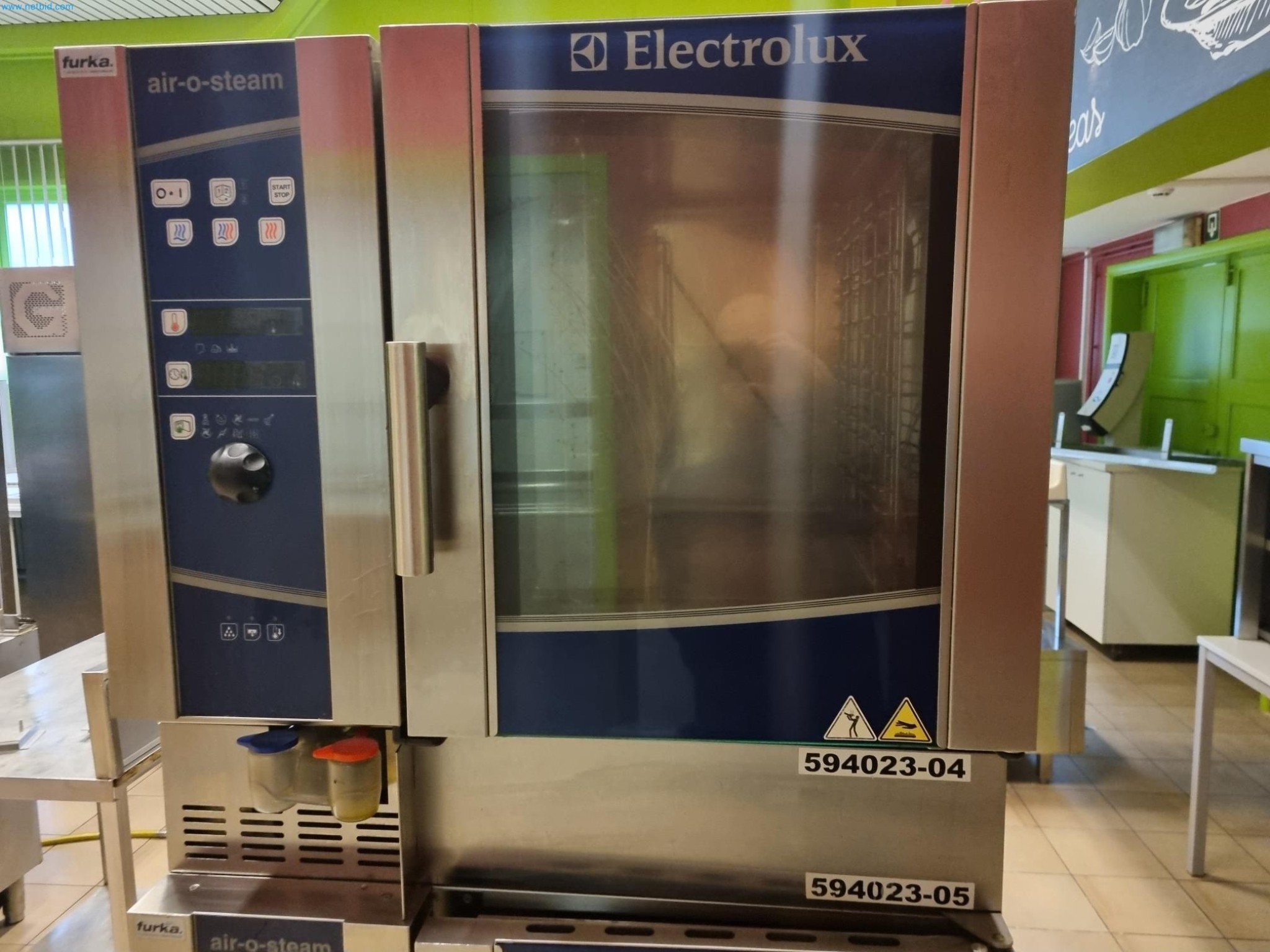 Equipamiento de cocina y comedor de la planta cerrada-2