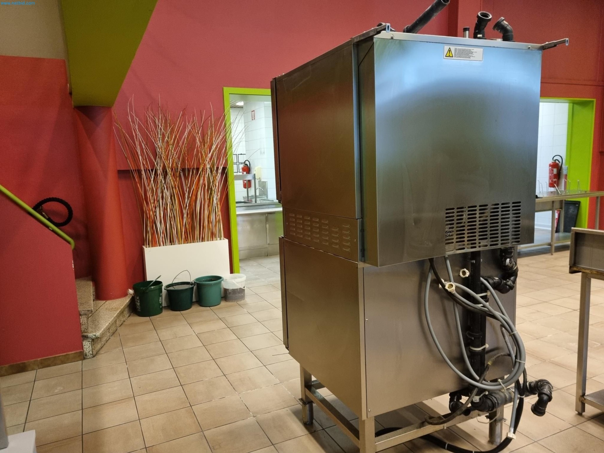 Equipamiento de cocina y comedor de la planta cerrada-3