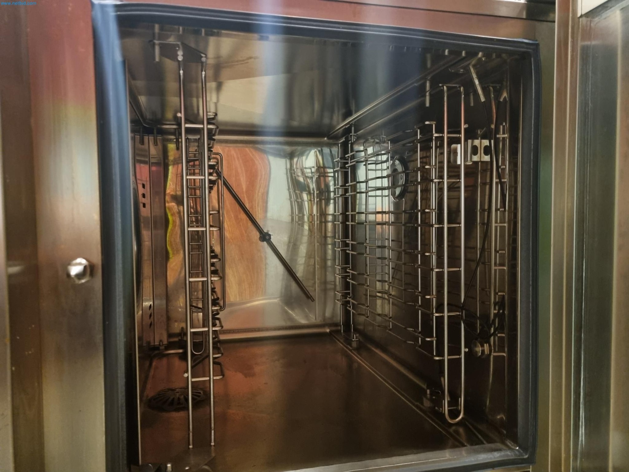 Equipamiento de cocina y comedor de la planta cerrada-4