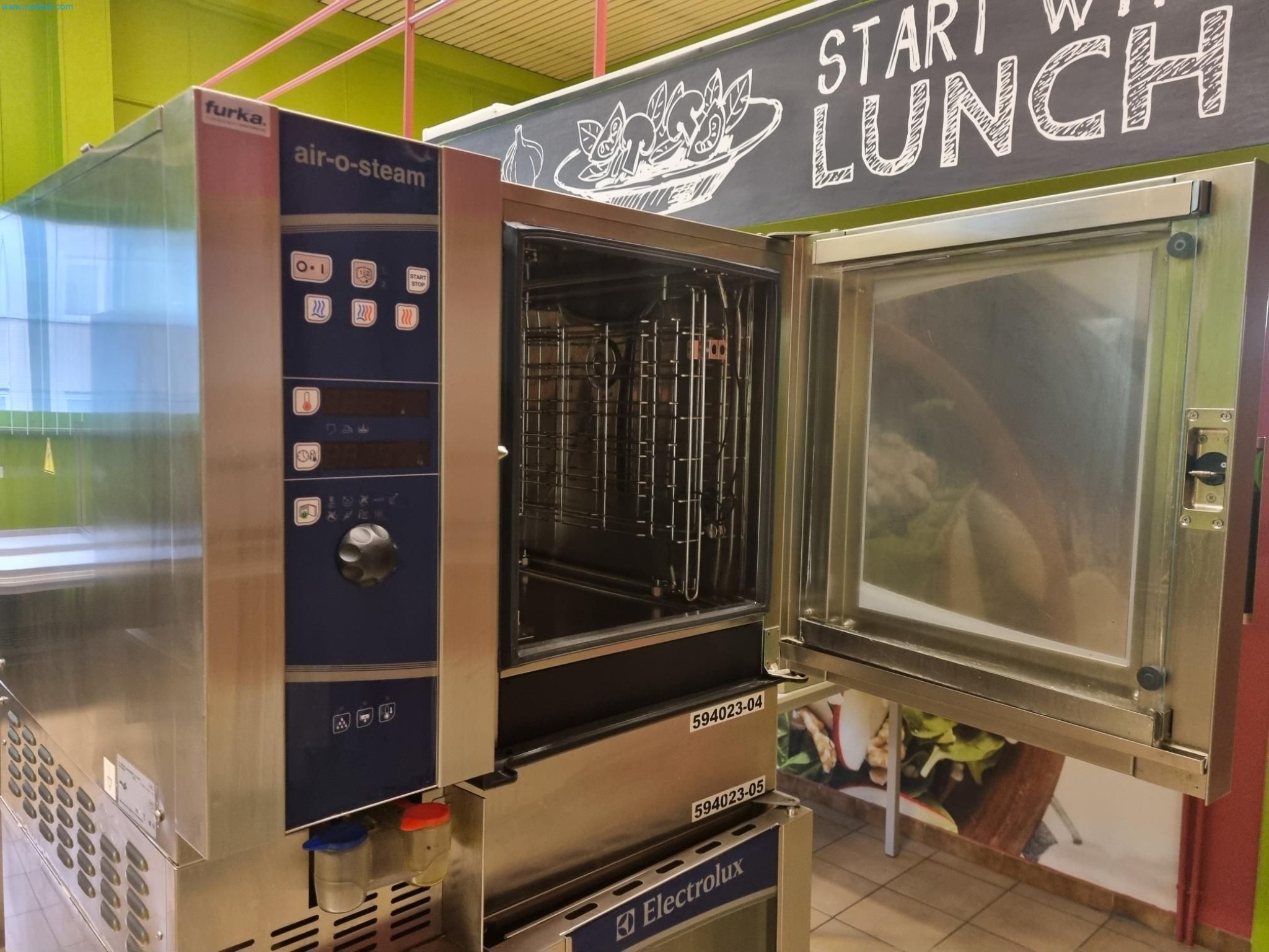 Equipamiento de cocina y comedor de la planta cerrada-5