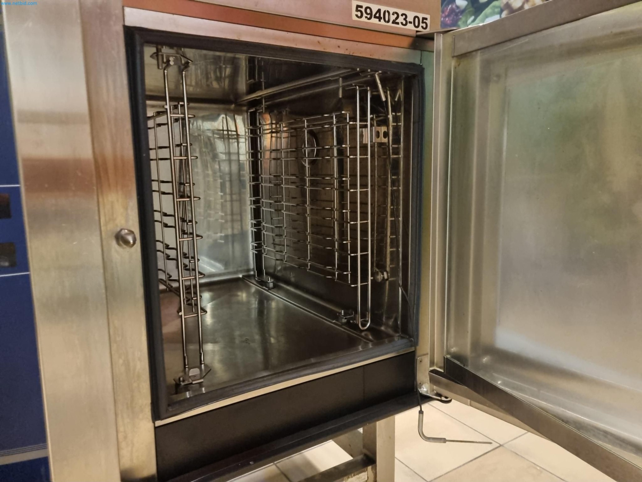 Equipamiento de cocina y comedor de la planta cerrada-7