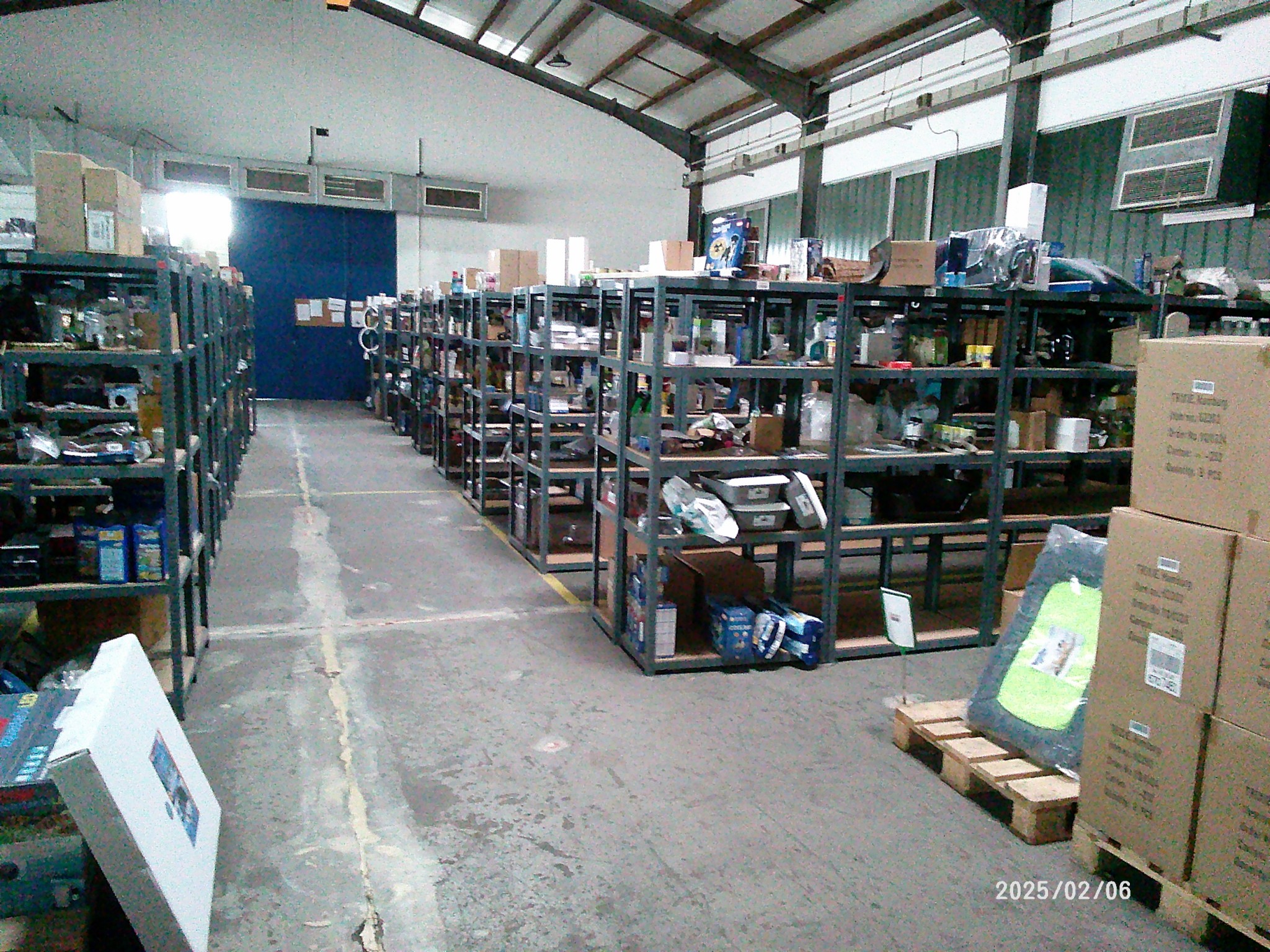 Sale from the warehouse of an online mail order company specializing in pet supplies and garden accessories-1