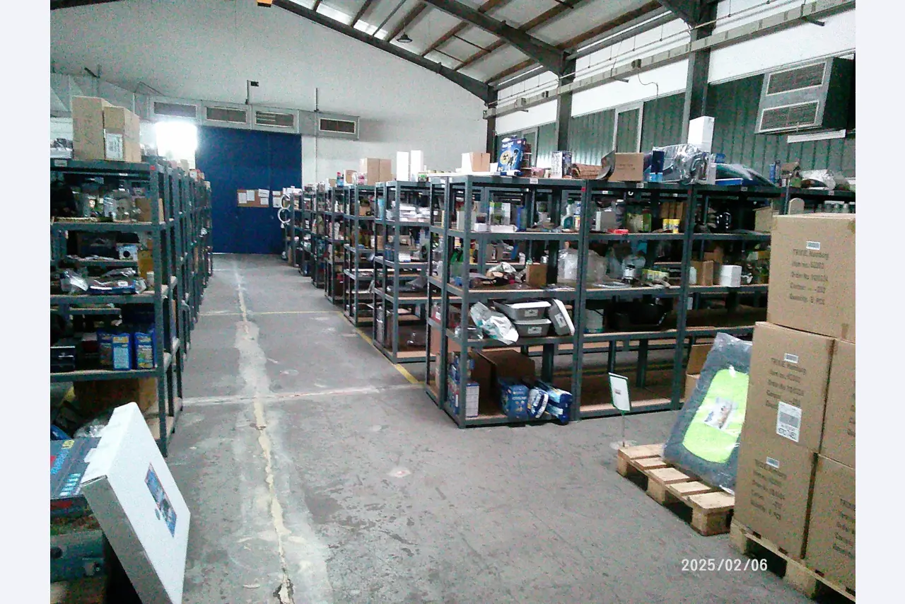 Verkoop uit het magazijn van een online postorderbedrijf gespecialiseerd in dierenbenodigdheden en tuinaccessoires-1