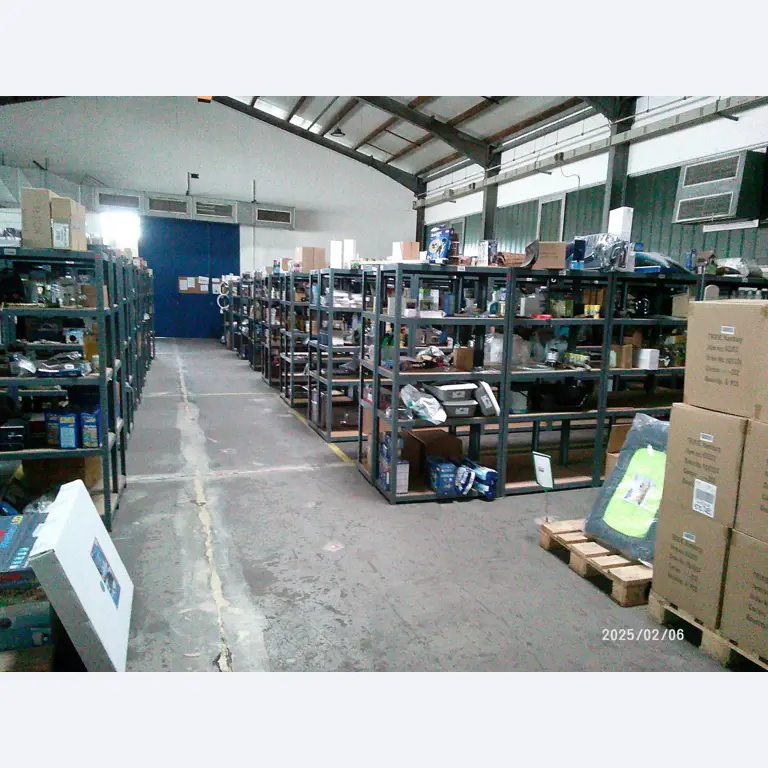 Verkoop uit het magazijn van een online postorderbedrijf gespecialiseerd in dierenbenodigdheden en tuinaccessoires-1