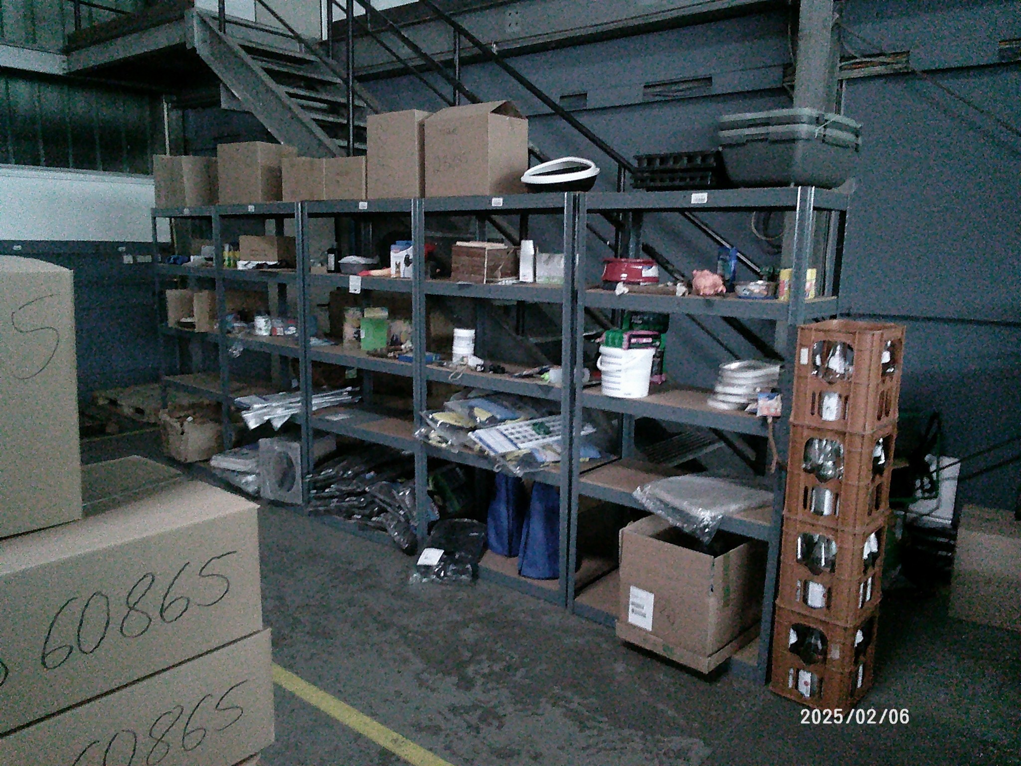 Sale from the warehouse of an online mail order company specializing in pet supplies and garden accessories-2