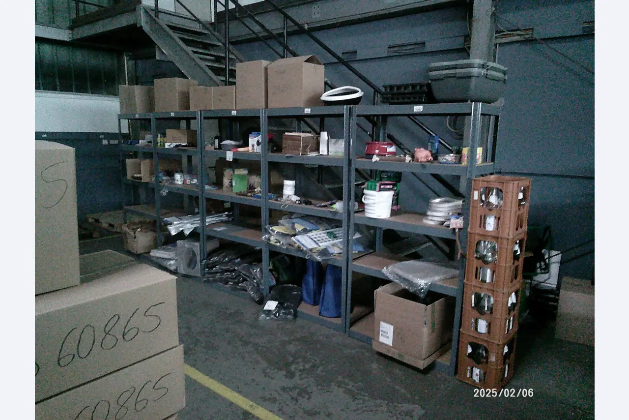 Verkoop uit het magazijn van een online postorderbedrijf gespecialiseerd in dierenbenodigdheden en tuinaccessoires-2