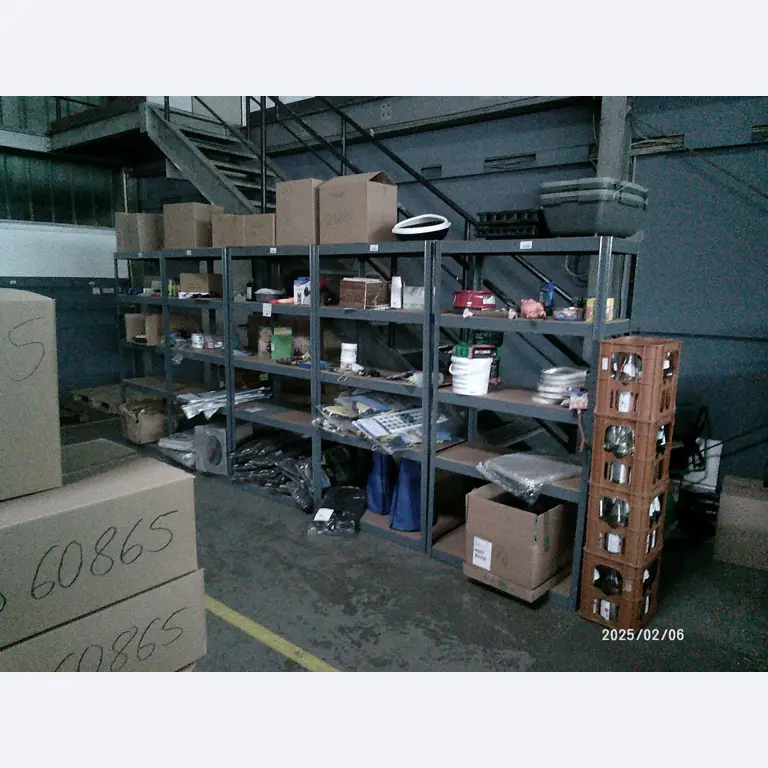 Verkoop uit het magazijn van een online postorderbedrijf gespecialiseerd in dierenbenodigdheden en tuinaccessoires-2