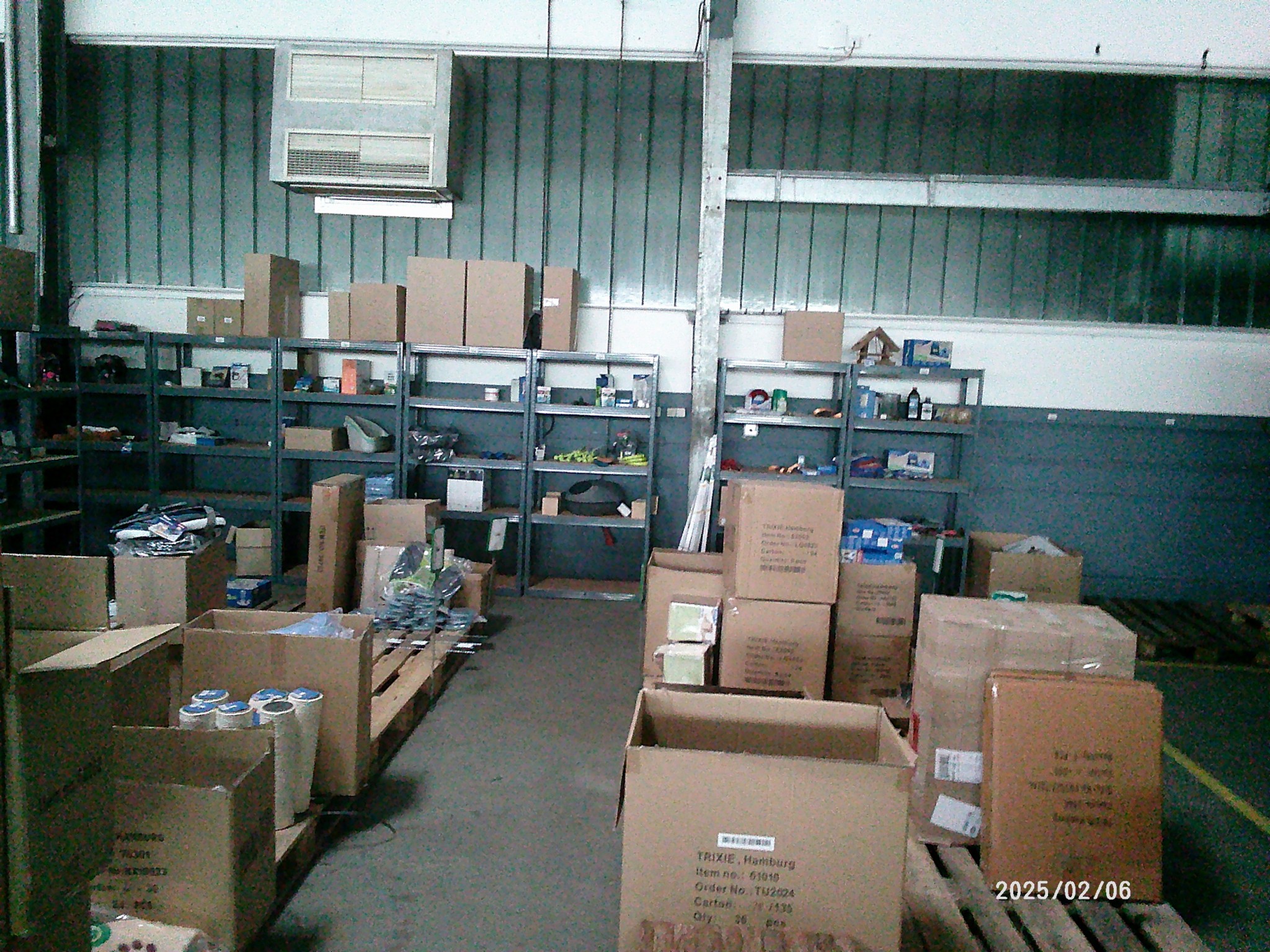 Sale from the warehouse of an online mail order company specializing in pet supplies and garden accessories-3