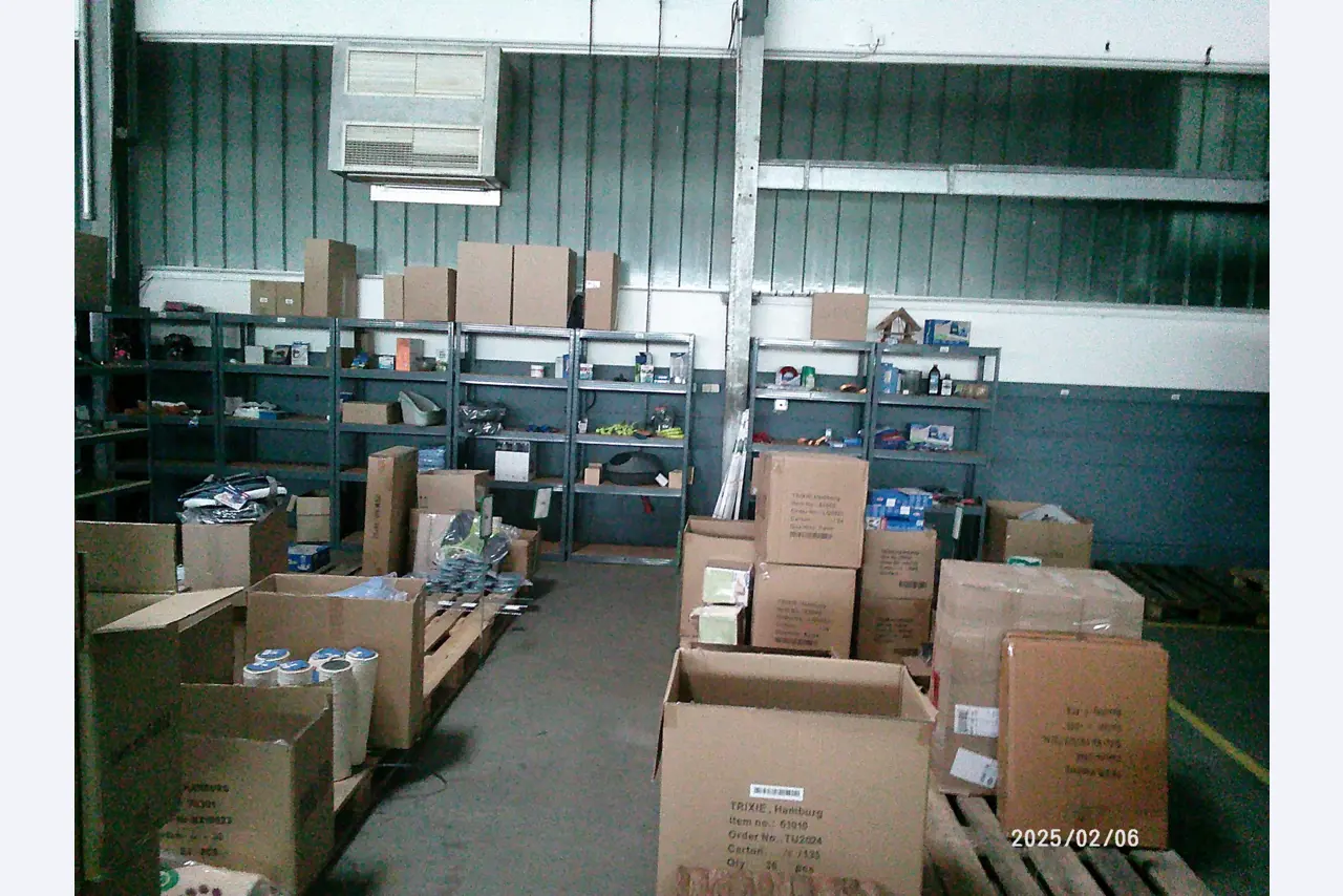 Verkoop uit het magazijn van een online postorderbedrijf gespecialiseerd in dierenbenodigdheden en tuinaccessoires-3