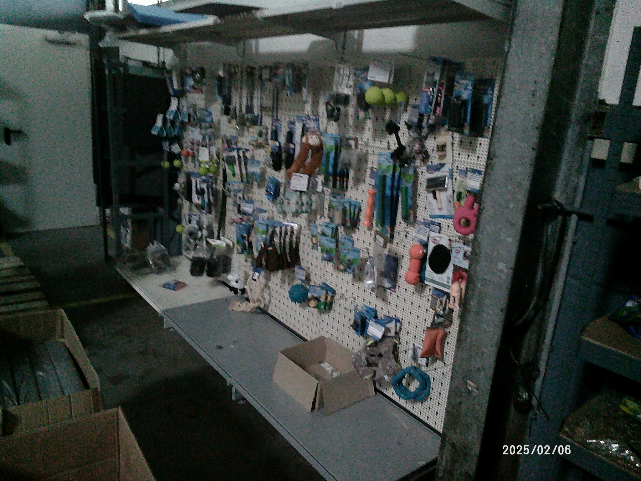 Sale from the warehouse of an online mail order company specializing in pet supplies and garden accessories-4