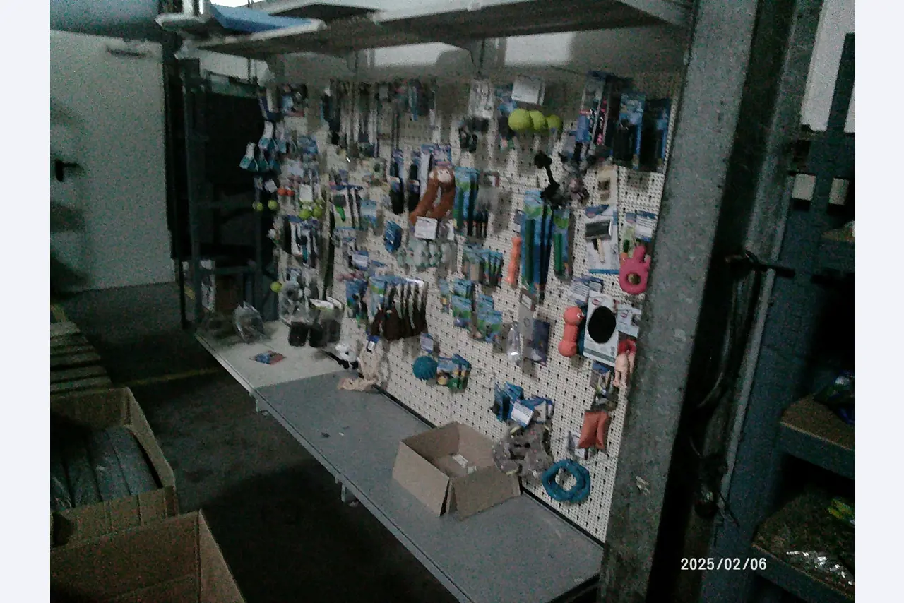 Verkoop uit het magazijn van een online postorderbedrijf gespecialiseerd in dierenbenodigdheden en tuinaccessoires-4