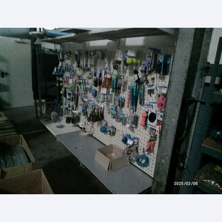 Verkoop uit het magazijn van een online postorderbedrijf gespecialiseerd in dierenbenodigdheden en tuinaccessoires-4