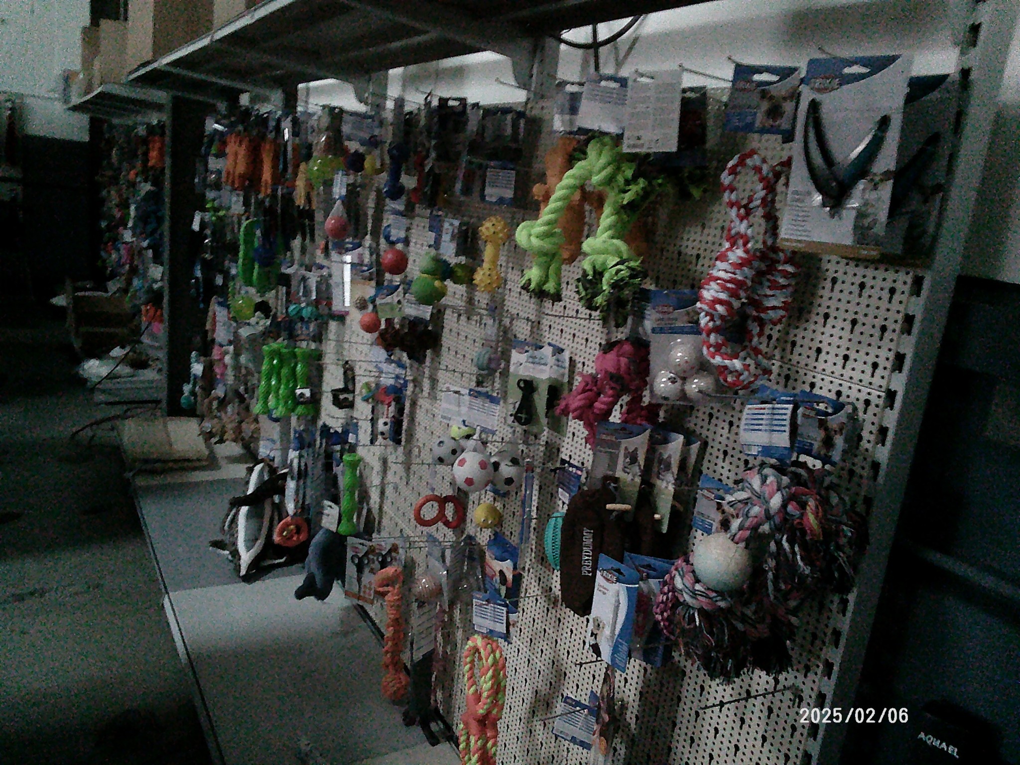 Sale from the warehouse of an online mail order company specializing in pet supplies and garden accessories-5