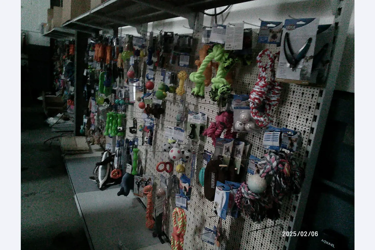 Verkoop uit het magazijn van een online postorderbedrijf gespecialiseerd in dierenbenodigdheden en tuinaccessoires-5