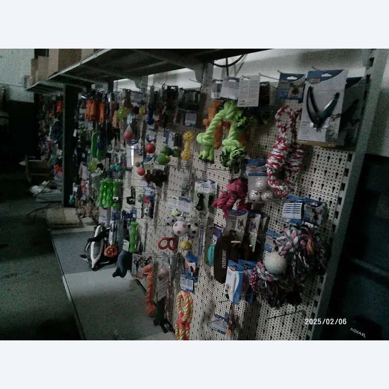 Verkoop uit het magazijn van een online postorderbedrijf gespecialiseerd in dierenbenodigdheden en tuinaccessoires-5