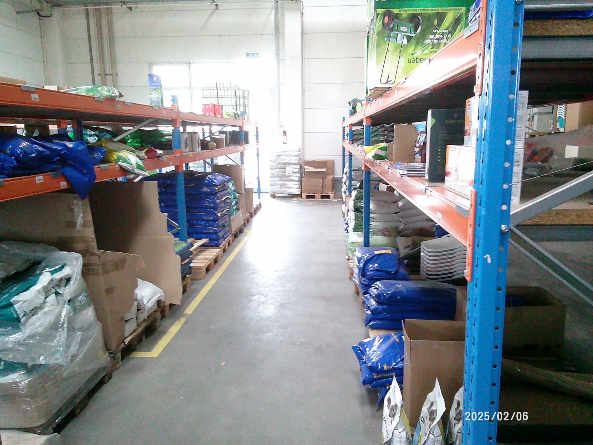 Sale from the warehouse of an online mail order company specializing in pet supplies and garden accessories-6