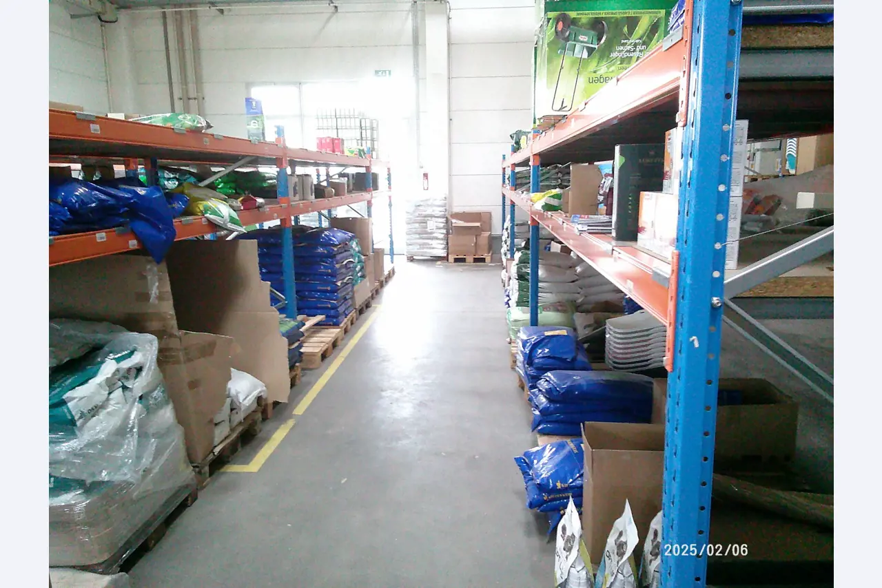 Verkoop uit het magazijn van een online postorderbedrijf gespecialiseerd in dierenbenodigdheden en tuinaccessoires-6