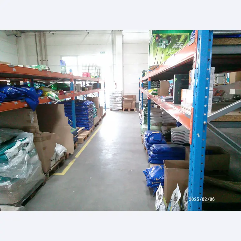 Verkoop uit het magazijn van een online postorderbedrijf gespecialiseerd in dierenbenodigdheden en tuinaccessoires-6