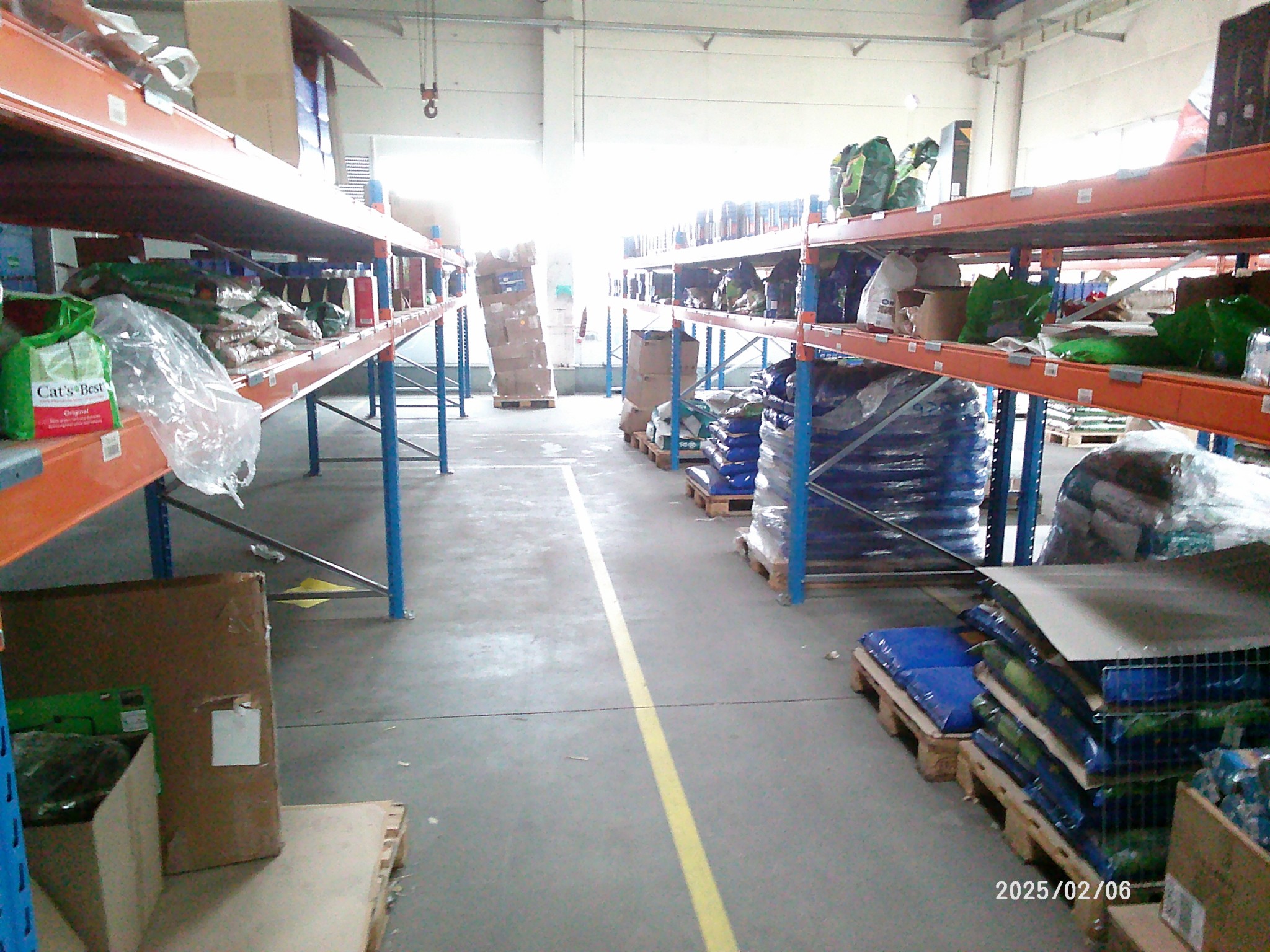 Sale from the warehouse of an online mail order company specializing in pet supplies and garden accessories-7