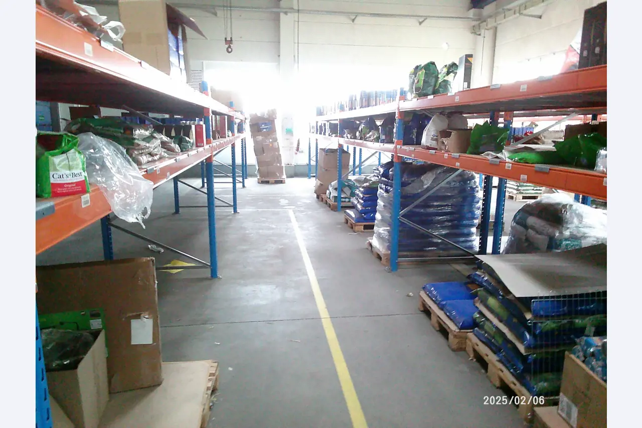 Verkoop uit het magazijn van een online postorderbedrijf gespecialiseerd in dierenbenodigdheden en tuinaccessoires-7