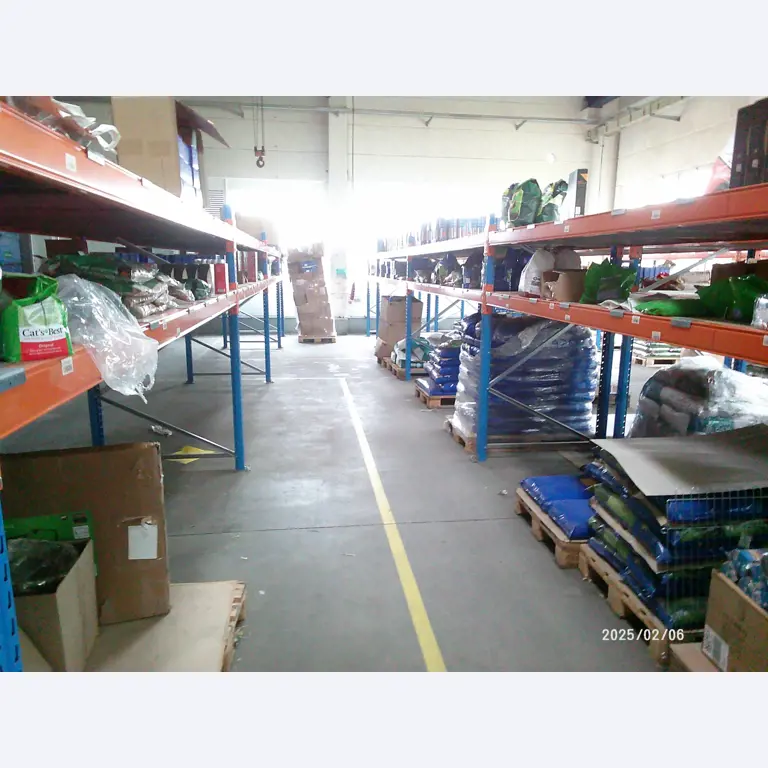 Verkoop uit het magazijn van een online postorderbedrijf gespecialiseerd in dierenbenodigdheden en tuinaccessoires-7